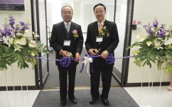 開所式における Pirom Kamolratanalul 学長と大山学長によるテープカット