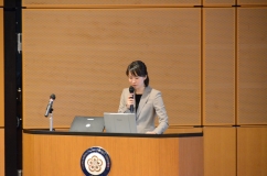 講演を行う渡部助教(1)