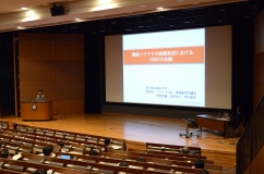 講演を行う渡部助教(2)