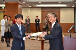 （右から）湯浅医学部長、髙木講師