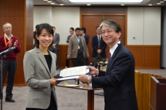 （右から）湯浅医学部長、渡部助教