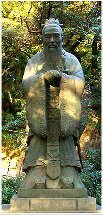 世界最大の孔子の銅像