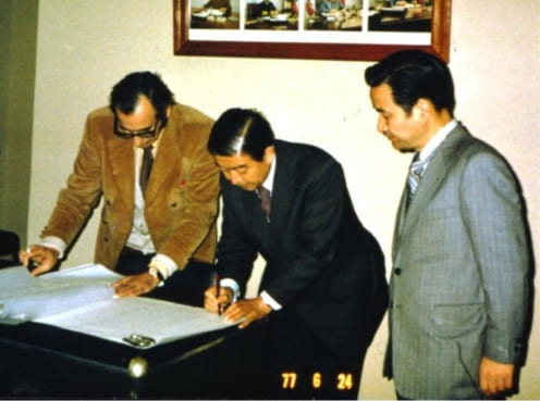 1977 - Signing Ceremony for Establishment of Gastric Cancer Center
                      （Center：Professor
                      Tadashige Murakami） １９７７年 胃癌診断センタ－設立の調印式（中央：村上忠重教授）