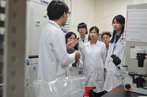 台湾・台北医学大学検査学部の学生が国際交流プログラムの一環として、今年も再生医療研究センターの見学に来ました。1